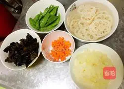 Illustration of how to make lotus pond stir-fry 1