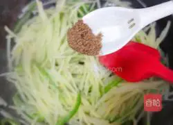 Illustration of how to make stir-fried shredded potatoes 15