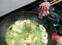 Illustration of how to make bitter bamboo shoots and meat slices soup 6