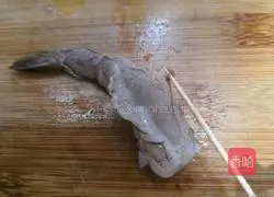 Illustration of how to make crispy anchovy shrimp 3