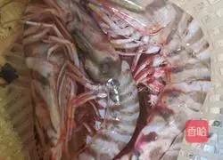 Illustration of how to steam prawns with vermicelli 2