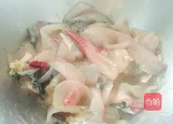 Illustration of how to cook fish in boiling water 4
