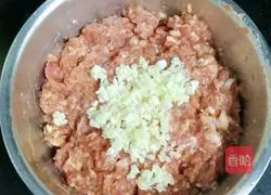 Illustration of how to make steamed meatballs with millet and quail eggs 3