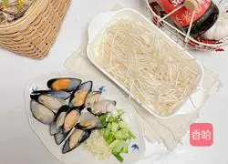 Illustration of how to cook mussels and braised enoki mushrooms 1