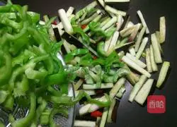 Illustration of how to make spicy fried eggplant shreds 7