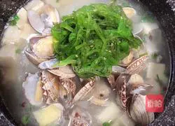 Illustration of how to make clams and wakame vermicelli in a pot 10