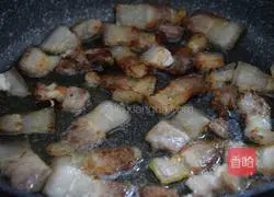 Illustration of how to stir-fry pork with parsley and garlic sprouts 2