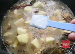 Illustration of how to make pork ribs and stewed potatoes 16