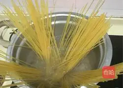 Illustration of how to make beef, egg, and tomato sauce pasta 8