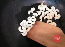 Illustration of how to make cashew nut shrimp 4