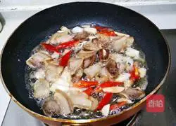 Pickled peppers Illustration of how to make fried pork slices with bamboo shoots 9