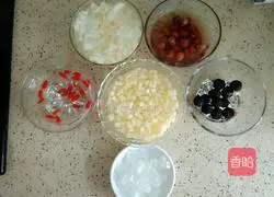 Illustration of how to make apple, tremella and lotus seed soup 1