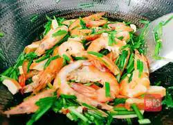 Illustration of how to make fried shrimps with dried tofu and chives 13