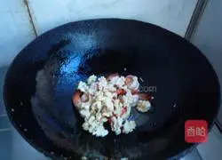 Illustration of how to make fried shrimps with fresh walnuts 5