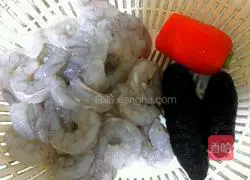  Illustration of how to make fried shrimps with sea cucumbers, carrots 1