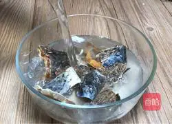 Illustration of how to cook cured fish in dry pot 1