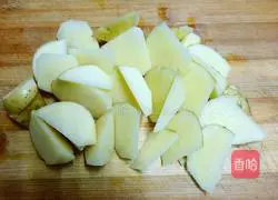 Illustration of how to cook pork ribs with small potatoes 2