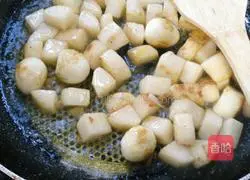 Illustration of how to make sweet and sour yam and quail eggs 4