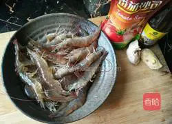 Illustration of how to make prawns in tomato sauce 1