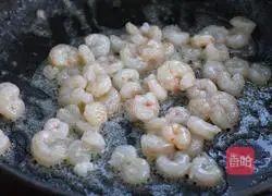 Illustration of how to make fried shrimps with cucumber 4