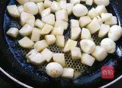 Illustration of how to make sweet and sour yam and quail eggs 2