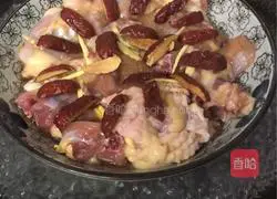 Illustration of how to make steamed chicken with red dates 10