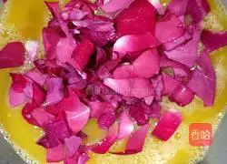 Illustration of how to make rose-scented eggs 5