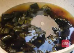 Illustration of how to stew crucian carp with pickled cabbage 7