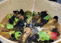 Illustration of how to cook fish cubes with fungus 9