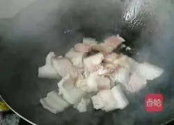 Illustration of how to stir-fry twice-cooked pork with celery 3