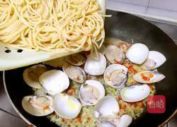 Illustration of how to make white clam and garlic pasta 6