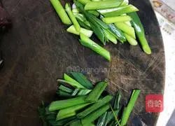 Illustration of how to stir-fry pork liver with garlic sprouts 2
