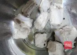 Illustration of how to make pork ribs and pumpkin soup 3