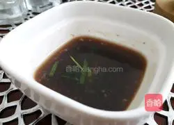 Illustration of how to make baked fish head without water and onion and ginger 2