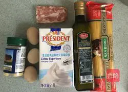 Illustration of how to make creamy egg yolk and bacon pasta 1