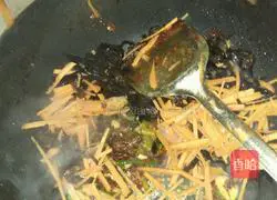 Illustration of how to make improved fish-flavored shredded pork 3