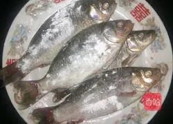 Illustration of how to make crispy braised crucian carp 3