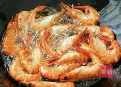 Illustration of braised prawns in oil 3