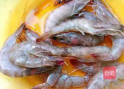 Illustration of how to make fried prawns 1