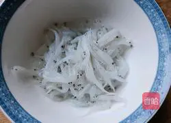 Illustration of how to make whitebait scrambled eggs 1