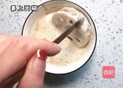 Illustration of how to make shrimp and lotus root sandwich 4