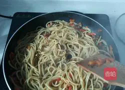 Illustration of how to make black pepper beef pasta 3