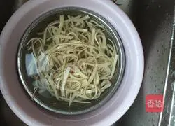Illustration of how to make tea tree mushrooms in dry pot 4