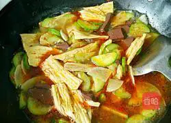 Illustration of how to make spicy soup with pig blood and mixed vegetables 3