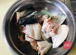 Illustration of how to make salmon head in casserole 1