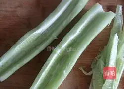 Chicken shreds are cooled Illustration of making noodles 2