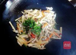 Illustration of how to make razor clams with scallion oil 6