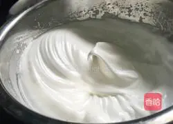 Illustration of how to make strawberry hot cream cake roll 2