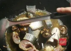 Sauce Illustration of how to make fragrant mullet 6