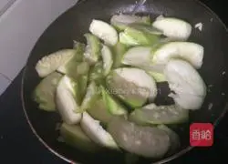 Illustration of how to cook loofah with tomato sauce 4